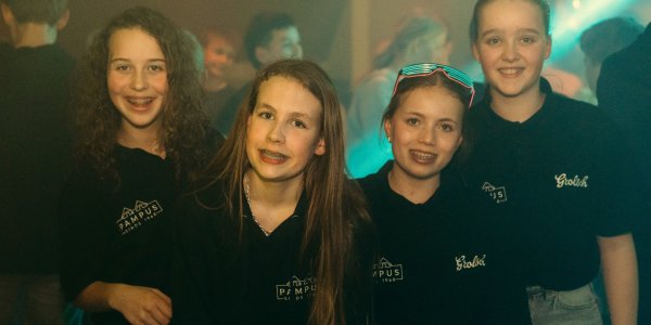 Foto: Vier meiden organiseren Teenage Party in Pampus